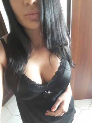 Карина, тел. 8 960 371-79-62 предлагает знакомство для страпона 